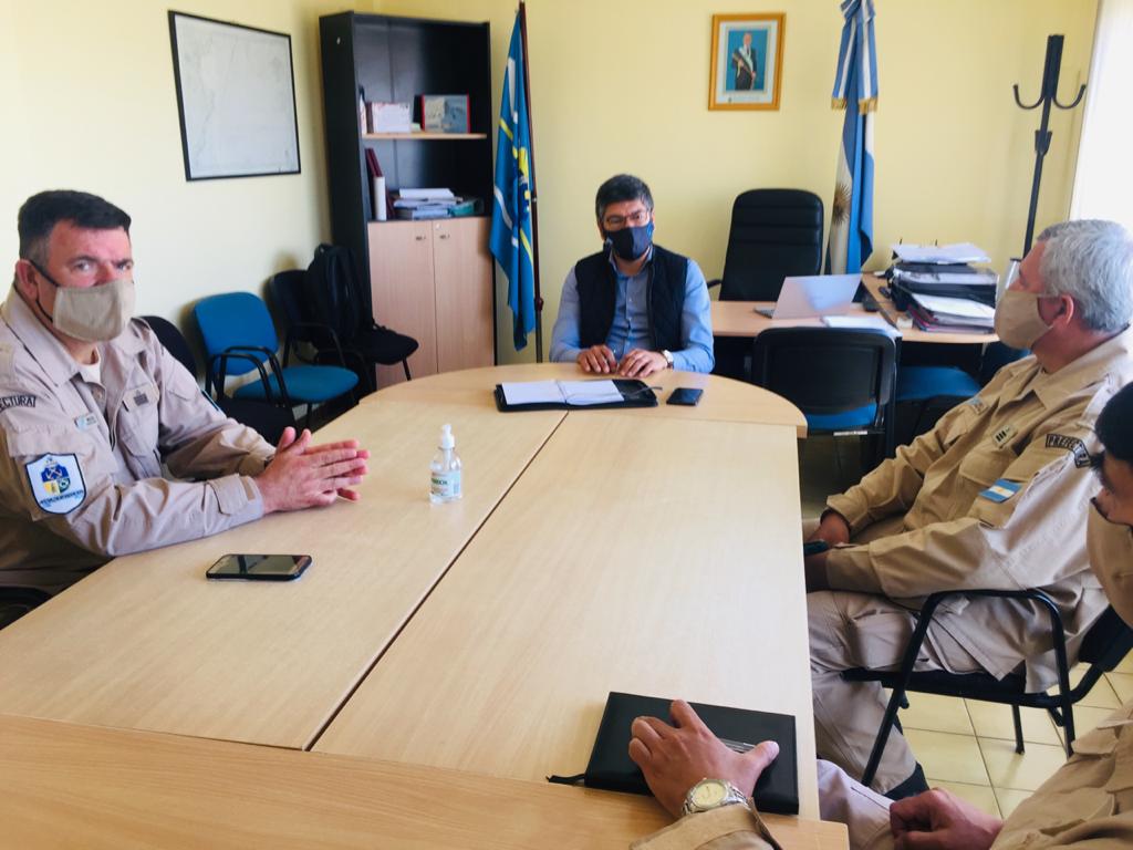 Aguilar y Prefectura Naval Argentina acordaron extremar medidas frente a la inminente apertura de la temporada de pesca provincial