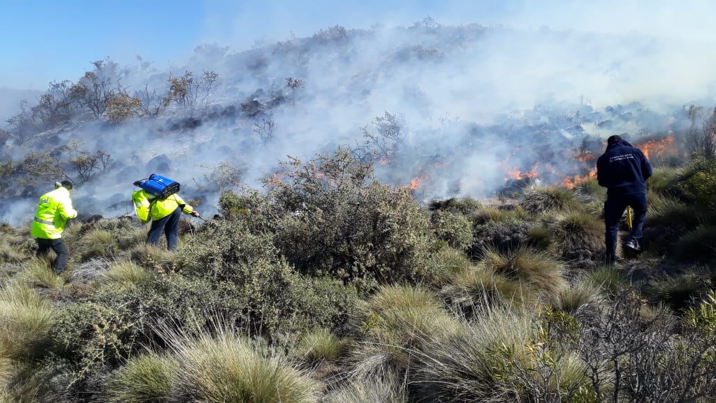 Incendio en estancia Los Manantiales: Defensa Civil y un helicóptero de Prefectura lograron sofocar el fuego