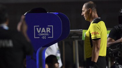 El VAR llega al fútbol argentino: se probará en un amistoso