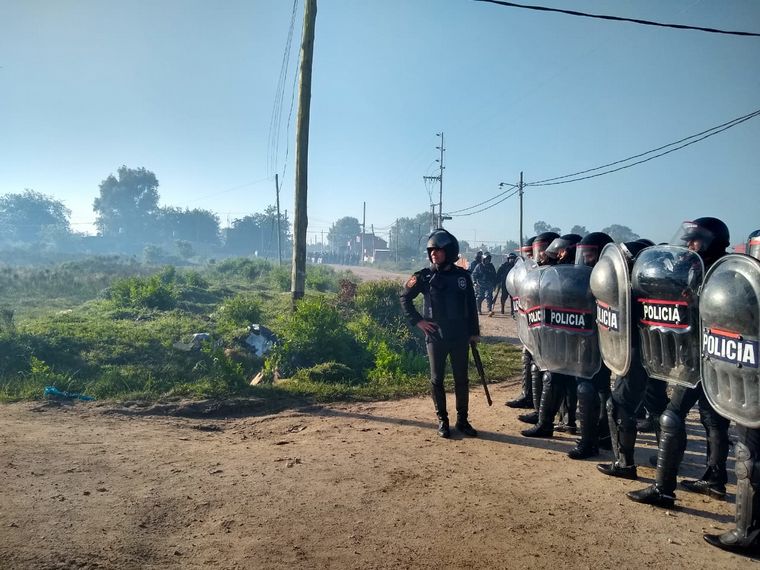 La policía desalojó el predio de Guernica: hubo incidentes y más de 30 personas detenidas