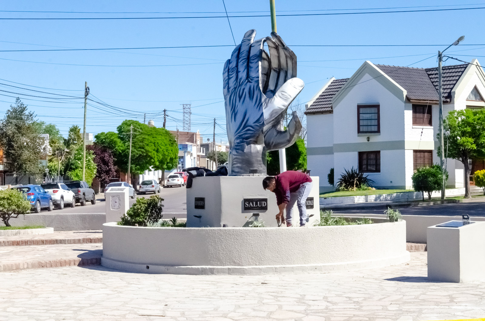 De manera virtual, Rawson inauguró un monumento en homenaje a quienes luchan durante la pandemia