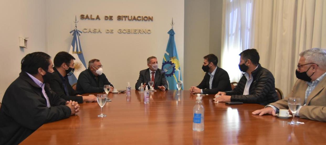 Arcioni entregó $ 7 millones para productores afectados por la plaga de la tucura