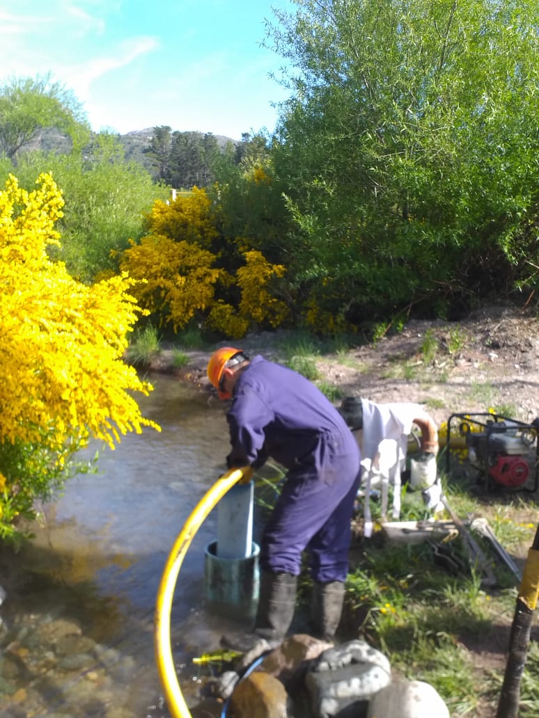 Provincia realizó trabajos de limpieza en la perforación de agua en Aldea Escolar