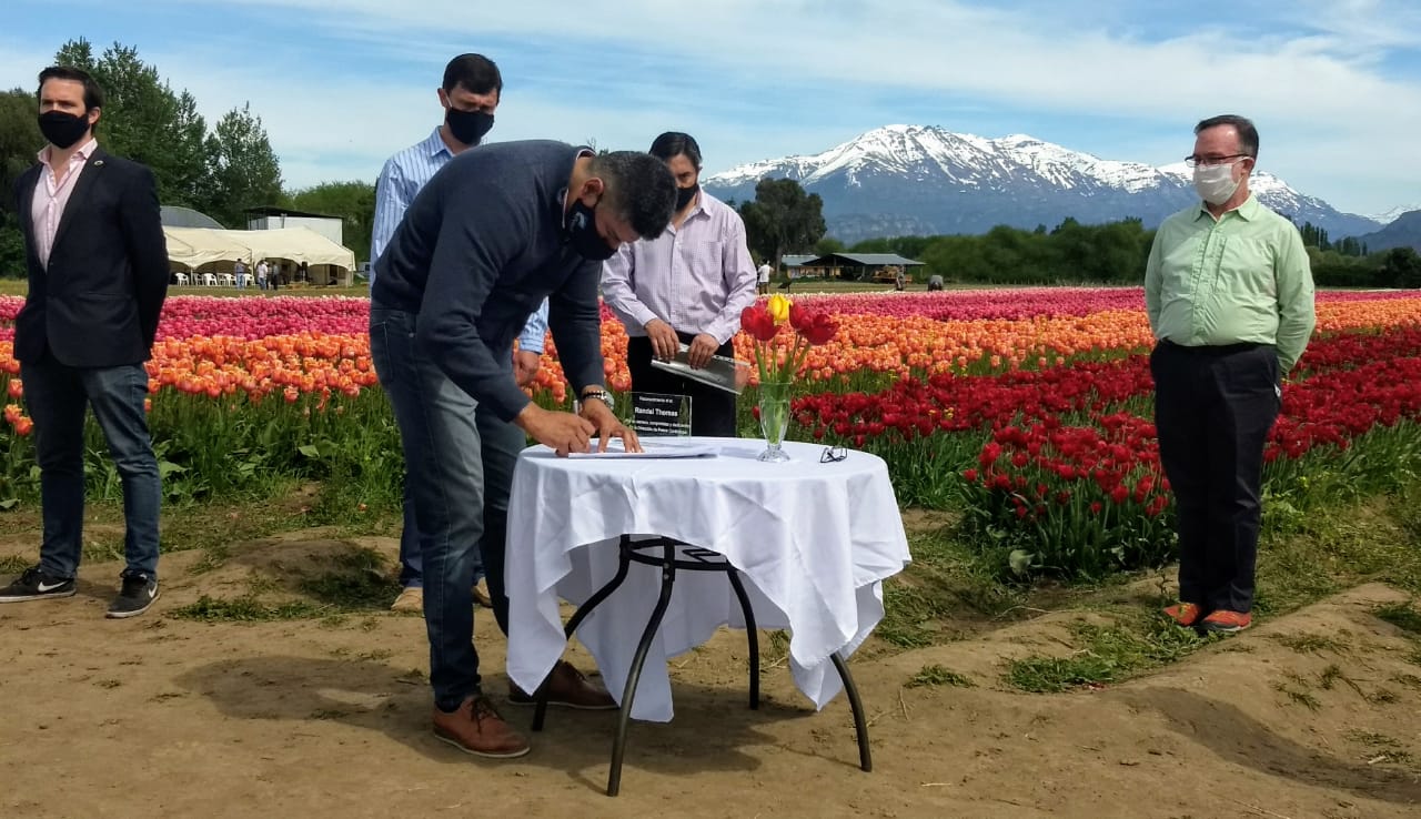 El Gobierno inauguró la temporada de Pesca Deportiva Continental en el campo de tulipanes y con un sentido homenaje a Randal Thomas