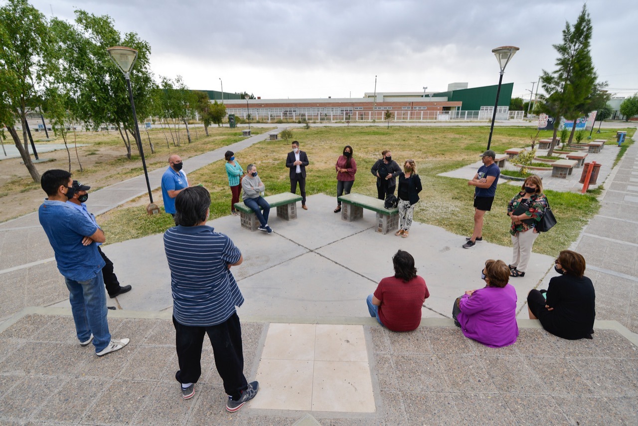 Trelew: Vecinos de Los Sauces transmitieron a funcionarios las principales demandas que tiene el barrio
