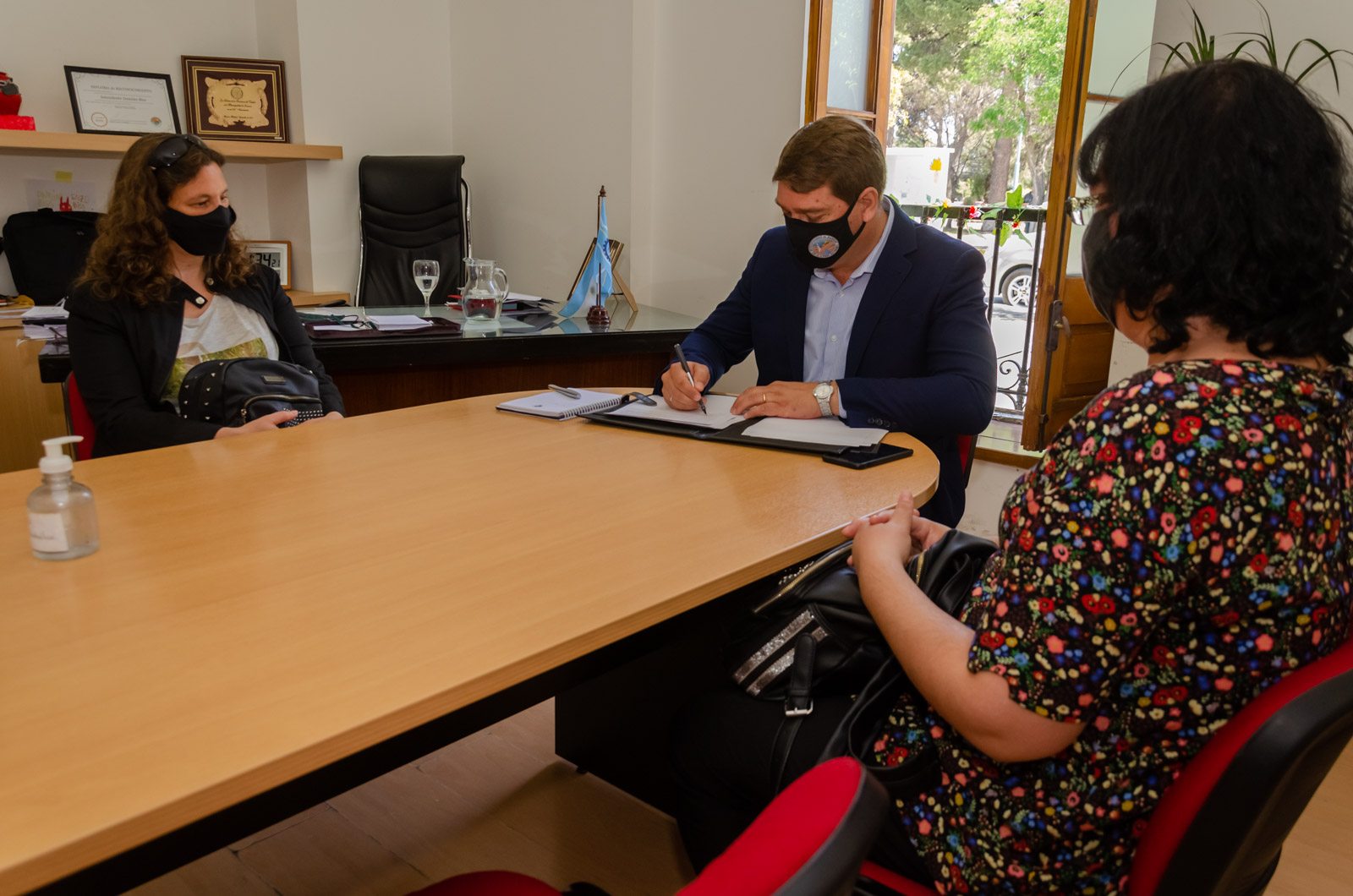 Biss firmó un convenio con la Universidad Siglo 21 para que los empleados municipales puedan acceder a carreras de grado con descuentos