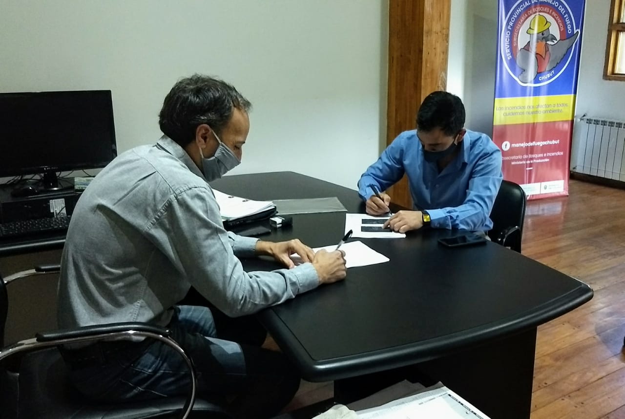 Provincia firmó convenio con la comuna rural de Carrenleufú para la prevención de incendios forestales