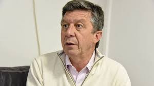 Menna pide saber por qué aún no se implementó la reducción del “impuesto al cheque” incluída en la ley para sostener al sector turístico