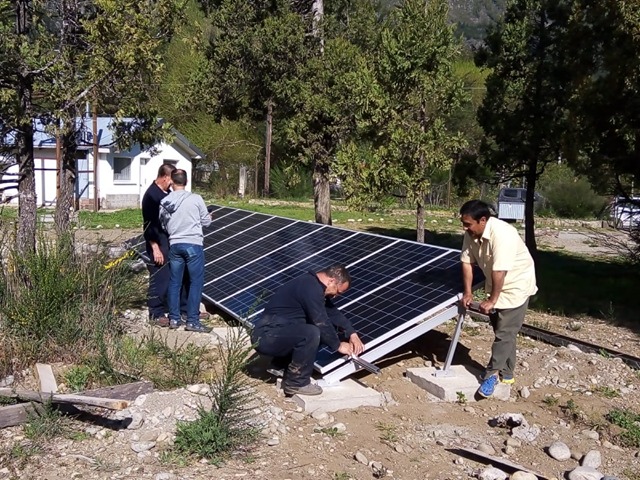 Una escuela de Lago Puelo construye una instalación fotovoltaica con el apoyo financiero de Banco del Chubut