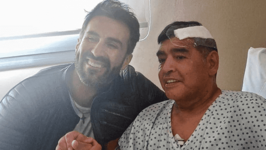 Diego Maradona recibió el alta y dejó la clínica donde estaba internado