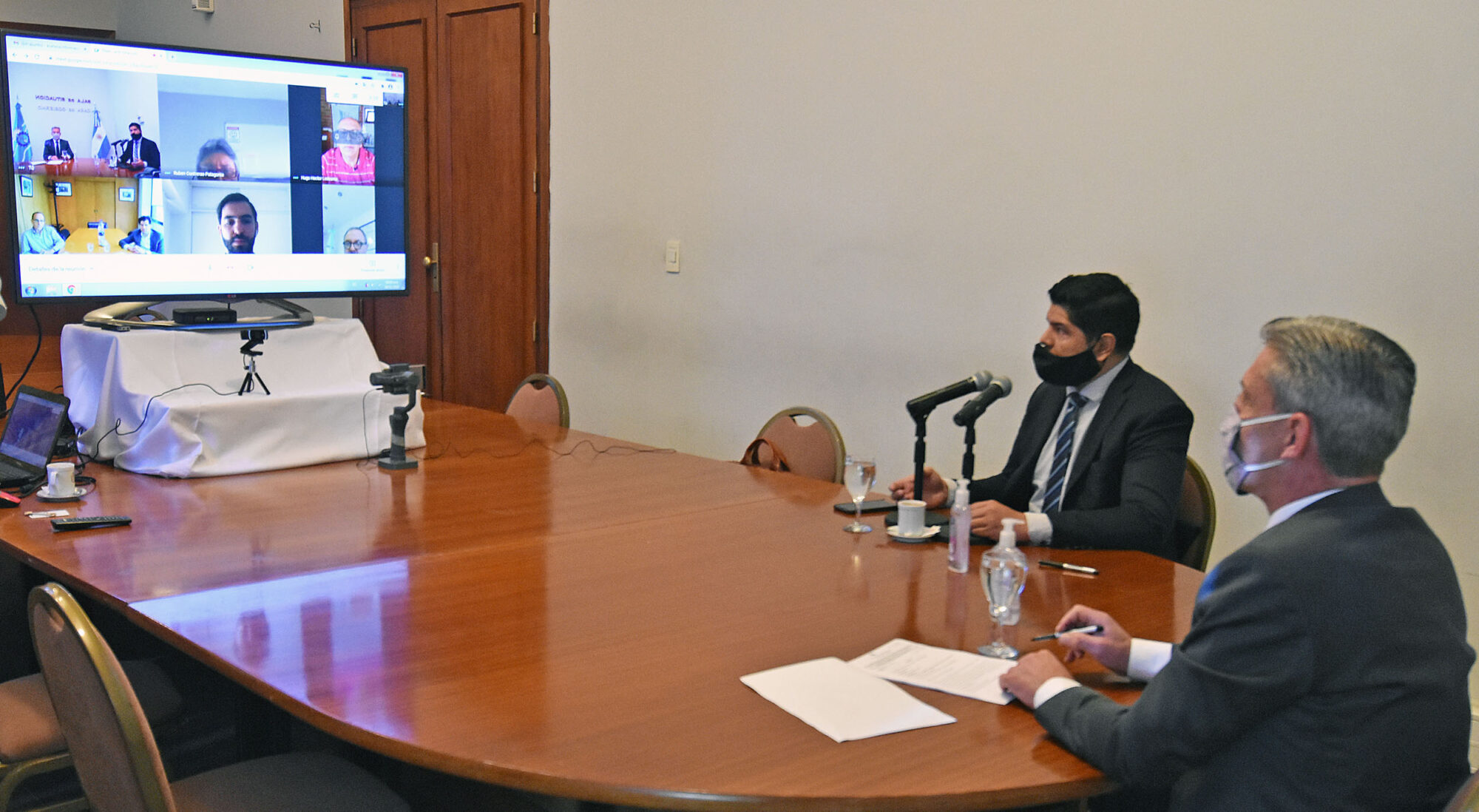 Arcioni firmó un acuerdo para evaluar la puesta en marcha del proyecto de Cueros Ovinos Patagónicos que generaría 200 puestos de trabajo en Trelew