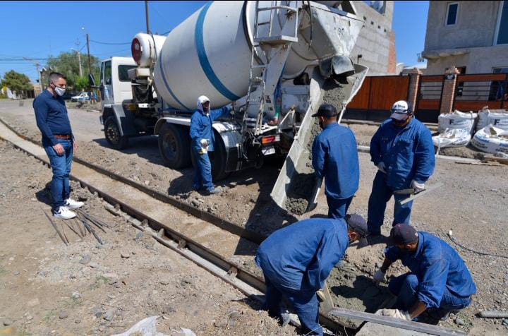 Trelew: Avanzan obras de bacheo, pavimentación y cordones cuneta