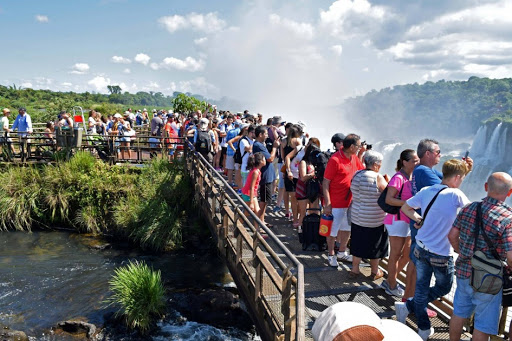 El Gobierno evalúa aplicar un sistema mixto de aislamiento en las provincias para reactivar el turismo