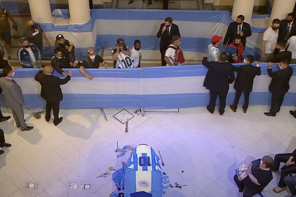 Escándalo por la filtración de una foto del cuerpo de Diego Maradona