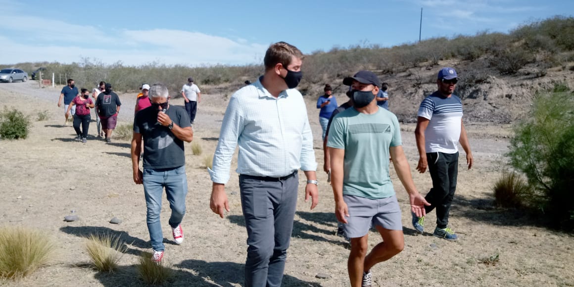 Biss y funcionarios recorrieron con vecinos el exloteo del IAC donde evaluaron opciones para la llegada del agua