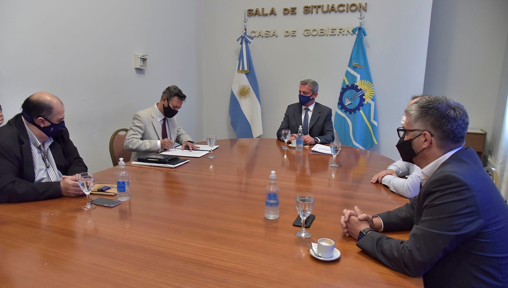 Arcioni firmó un convenio para el ordenamiento territorial de Puerto Pirámides