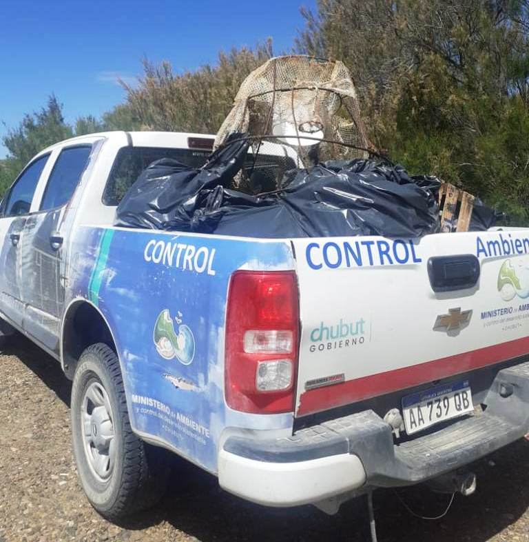 El Ministerio de Ambiente de la Provincia acompañó campaña de limpieza de voluntarios en Bahía Cracker