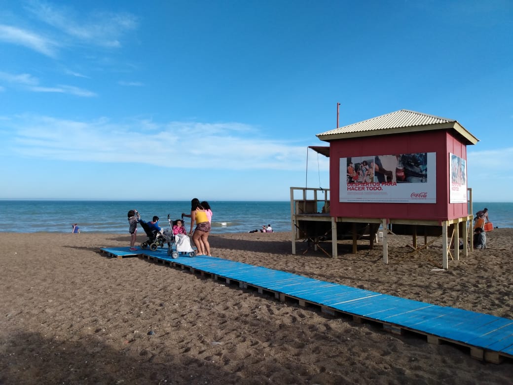 El municipio de Rawson inauguró una nueva rampa de accesibilidad al mar en Playa Unión