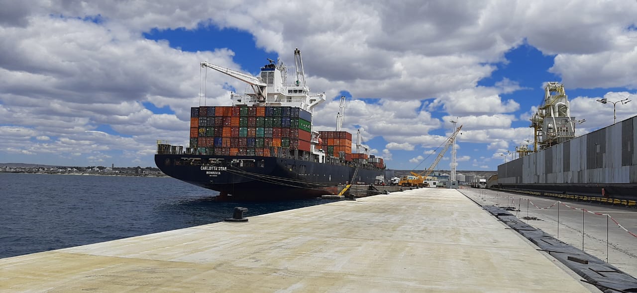 Puerto Madryn: Por primera vez en el Muelle Storni amarró un buque portacontenedores que cargará lana, aluminio y langostinos