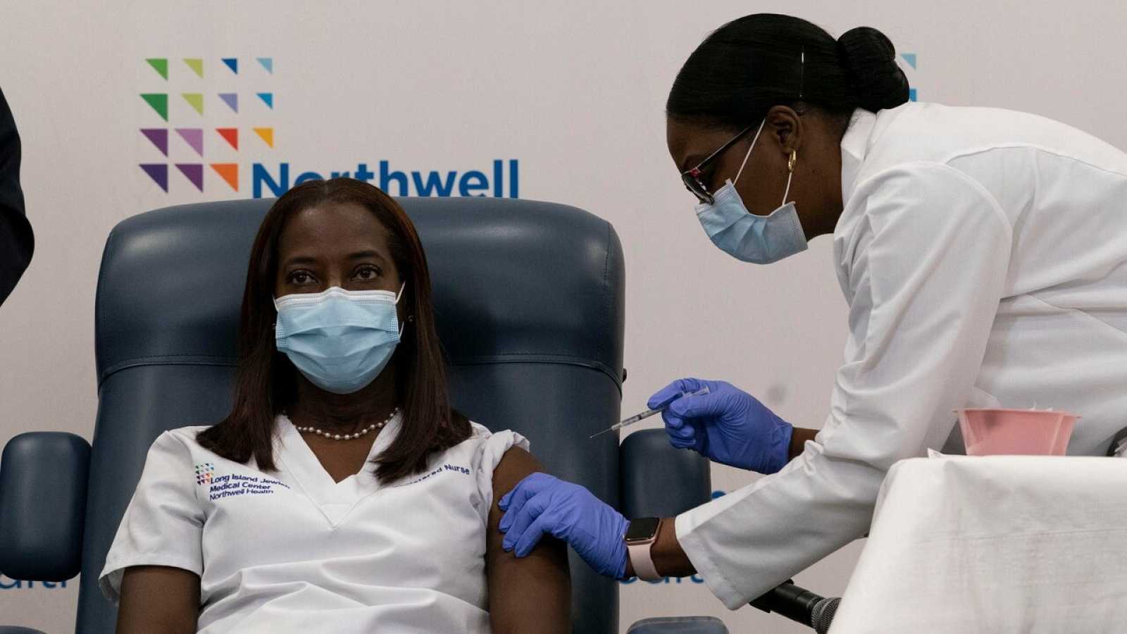 Una enfermera fue la primera persona vacunada en Estados Unidos contra el coronavirus