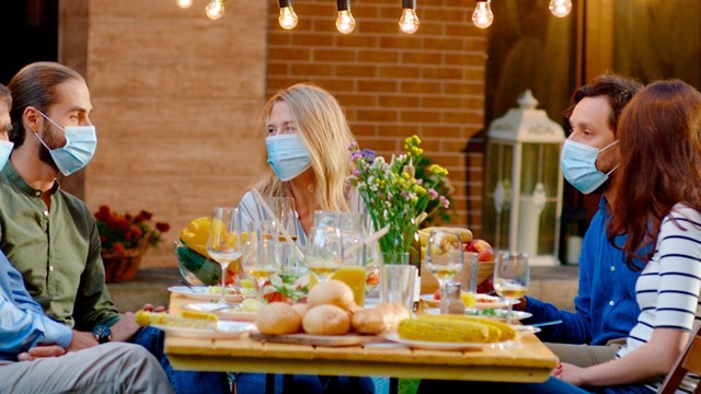 Recomiendan pasar las fiestas al aire libre, sin saludos, abrazos, ni choque de copas o bailes