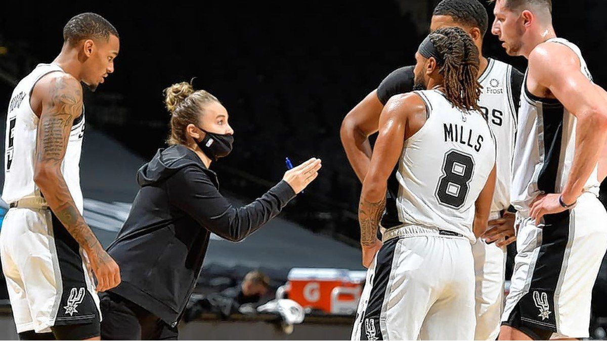 Becky Hammon se convirtió por unos minutos en la primera mujer en dirigir un equipo de la NBA