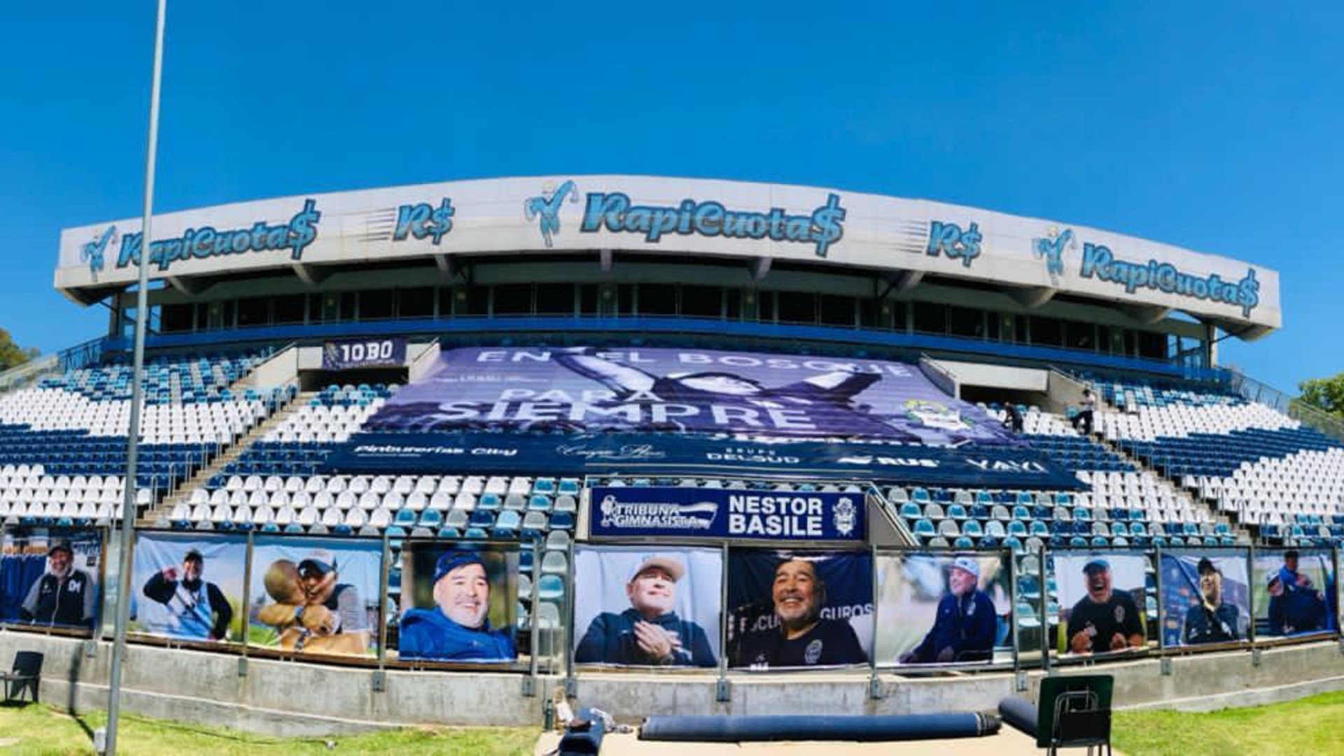 Emotivo homenaje en el estadio de Gimnasia a Diego Armando Maradona