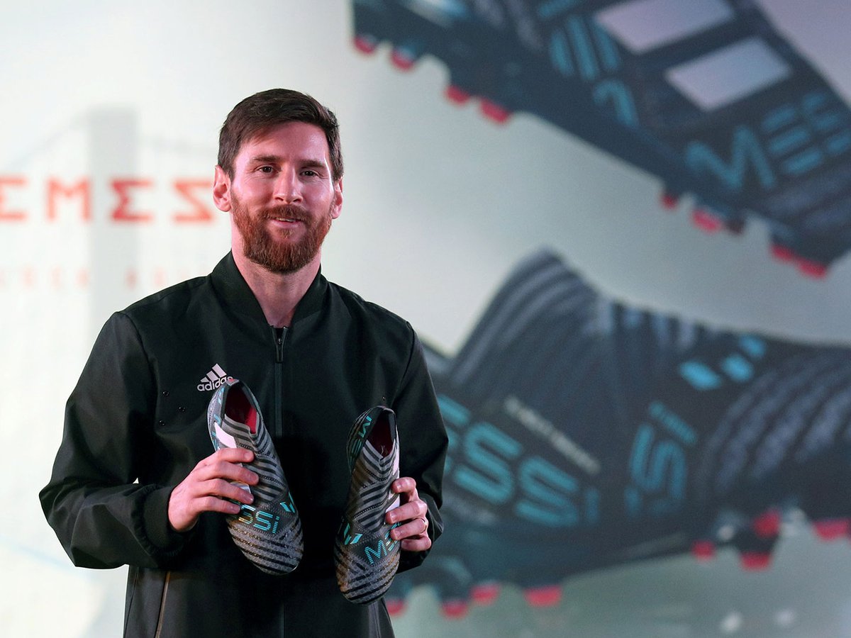 Messi tendrá botines personalizados con los nombres de sus tres hijos tras superar el récord de goles de Pelé
