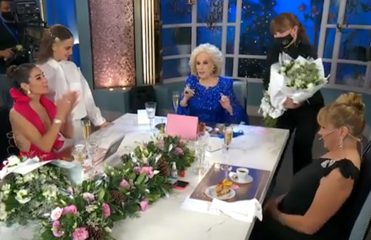 Un llamado, un ramo de flores y una sorpresiva reacción: cómo se gestó la presencia de Ámbar, la hija de Juana Viale, en el programa de Mirtha Legrand