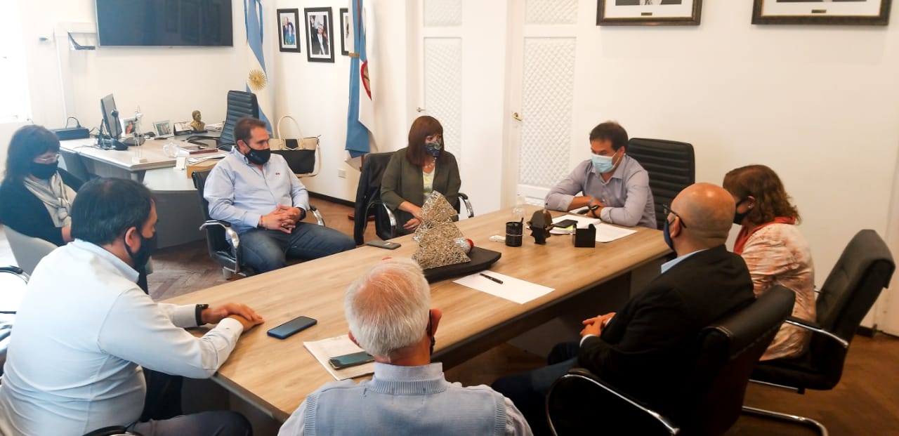 La ministra Perata visitó escuelas y se reunió con el intendente Luque para coordinar la limpieza en 108 edificios escolares