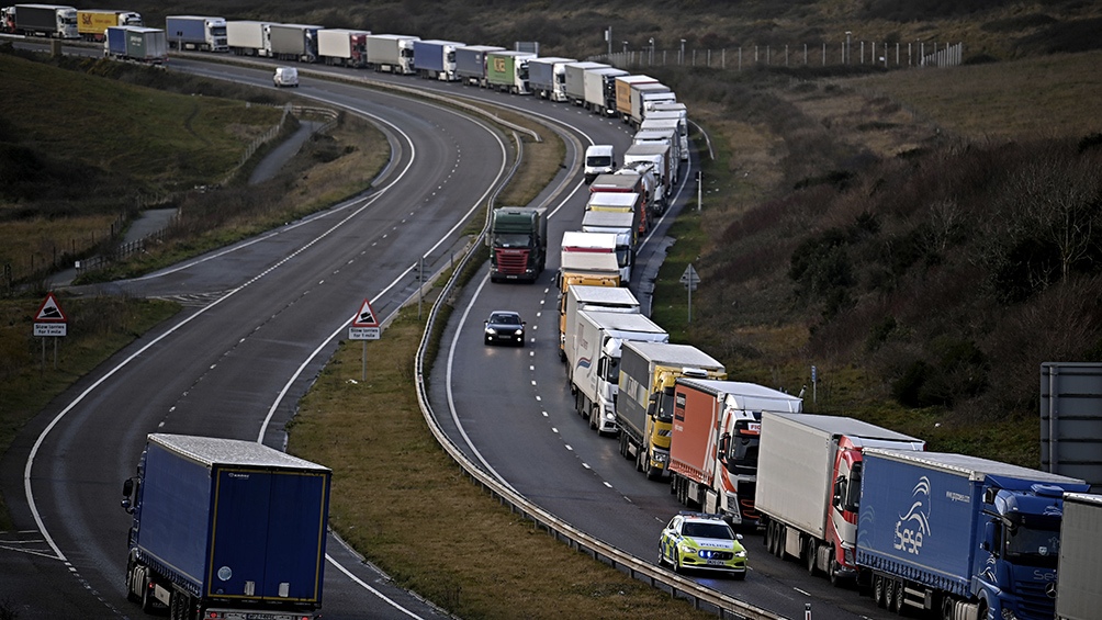 Reino Unido, virtualmente aislado por el brote de una nueva cepa más contagiosa de coronavirus