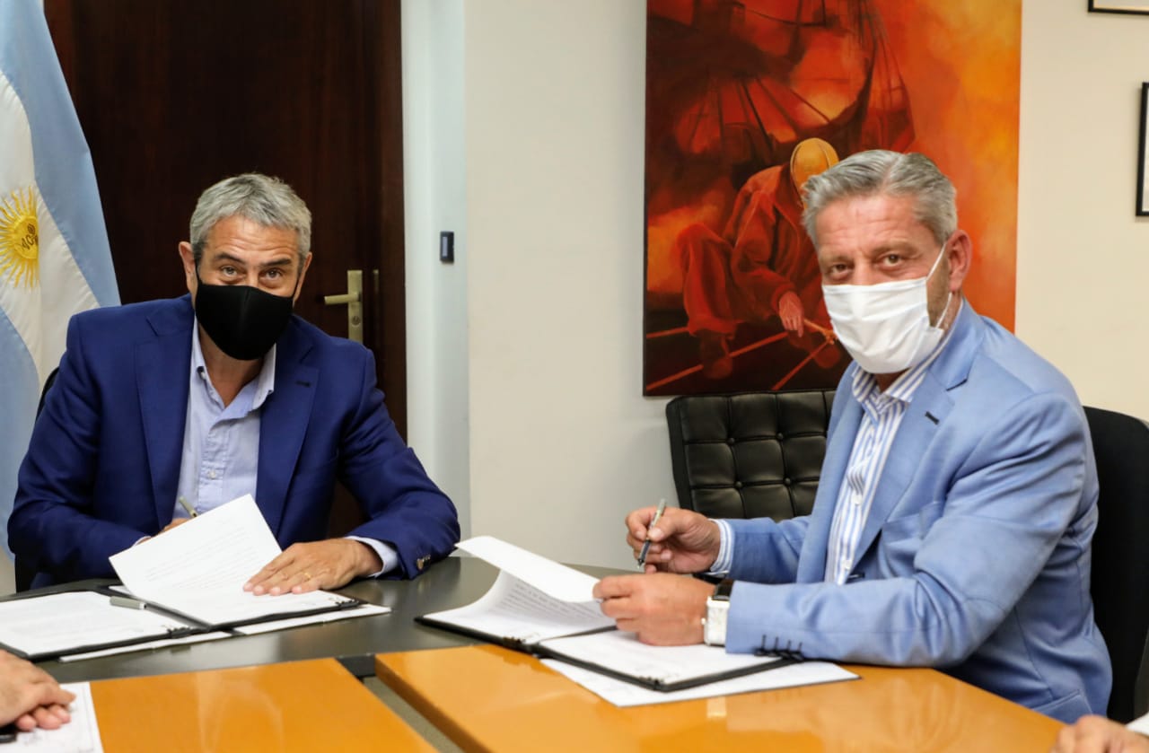 Arcioni firmó un convenio con Nación para la construcción de 900 viviendas en Chubut