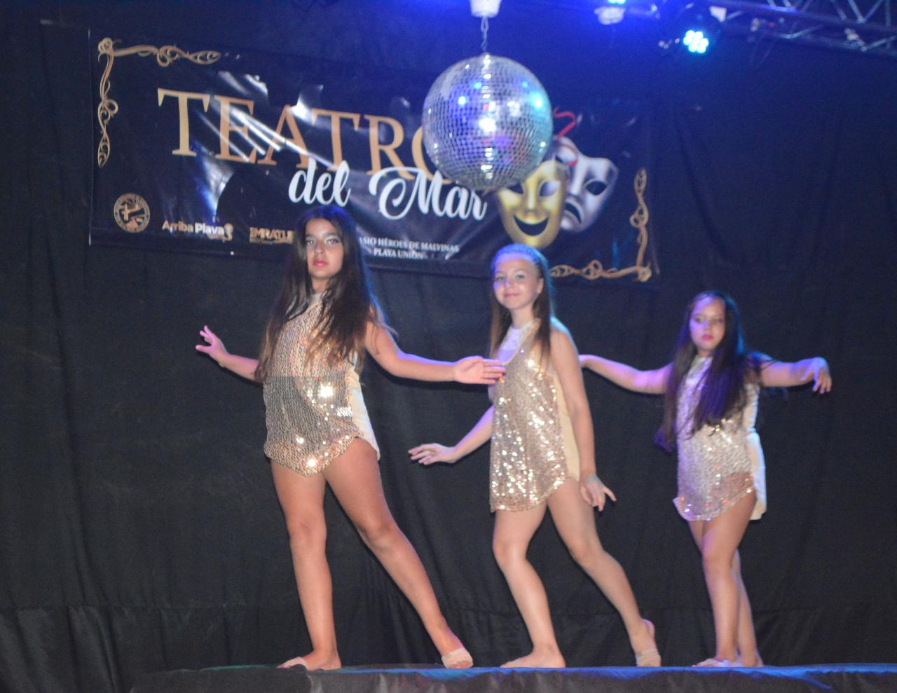 Playa Unión: Con una brillante puesta en escena, debutó el gran espectáculo “Clásicos”
