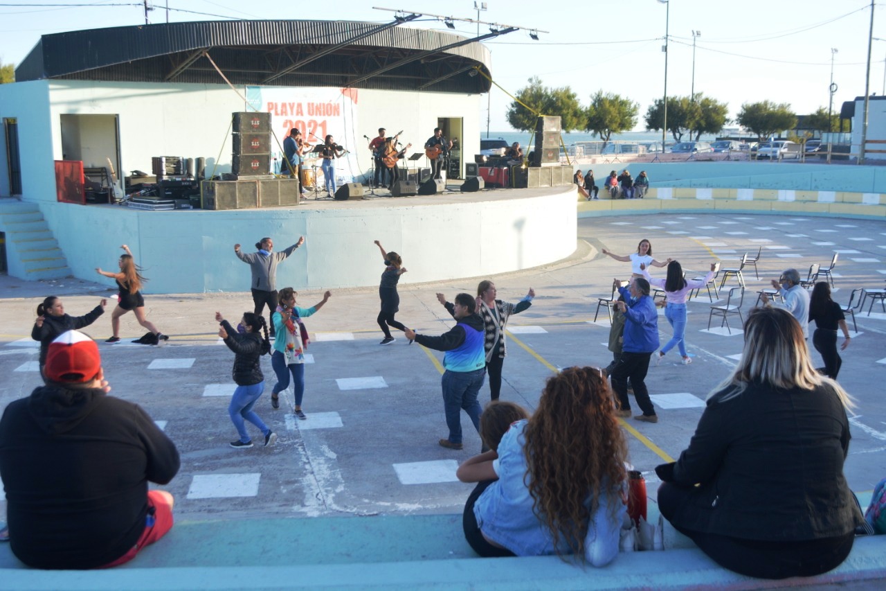 El público acompaña los espectáculos artísticos en el anfiteatro de Playa Unión