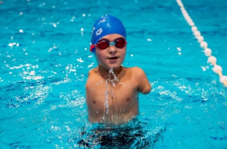 Ismail: El nene de 10 años sin brazos, que fue elegido “Deportista del Año” en Bosnia