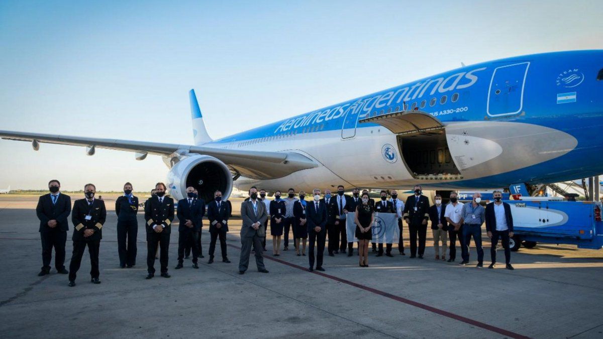 El momento del despegue del segundo vuelo de Aerolíneas Argentinas para ir a buscar más vacunas a Rusia