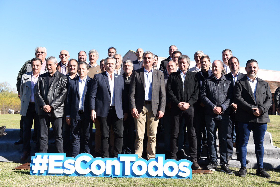 Alberto Fernández y Máximo Kirchner se reunieron con intendentes y llamaron a “no bajar los brazos”