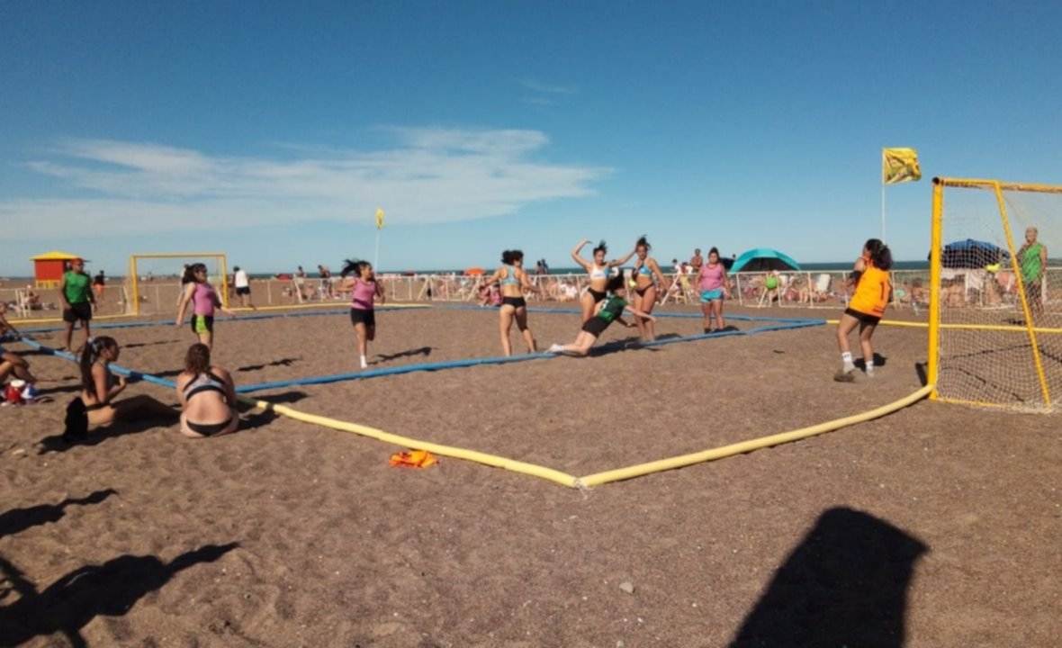 Ya se juega en Playa Unión la XXIII edición del Beach Handball