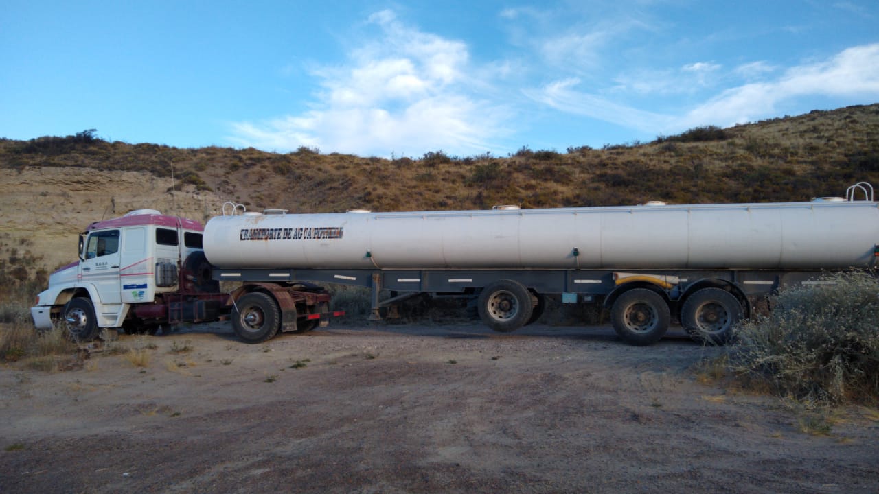 Por el aumento del consumo, Provincia reforzó con un camión cisterna las reservas de agua en Puerto Pirámides