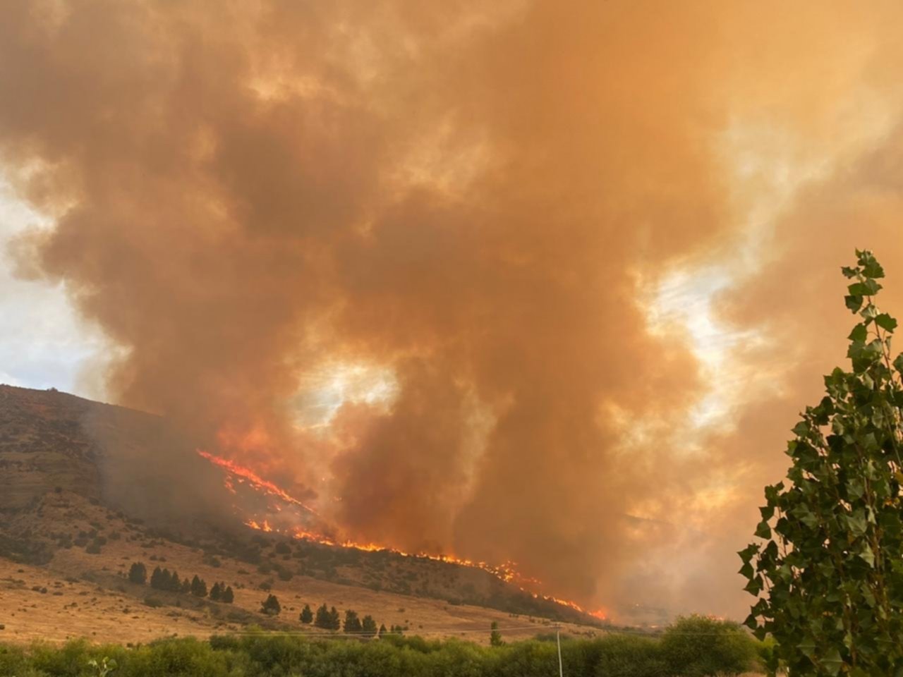Brigadistas continúan combatiendo dos incendios en Esquel y Trevelin y otro en Río Negro que se extiende hacia el límite con Chubut
