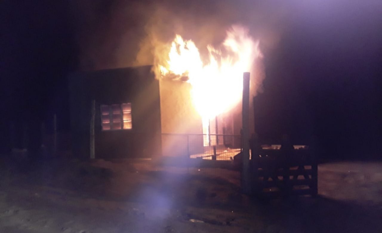 Una vivienda de Madryn fue consumida por el fuego y se investigan las causas