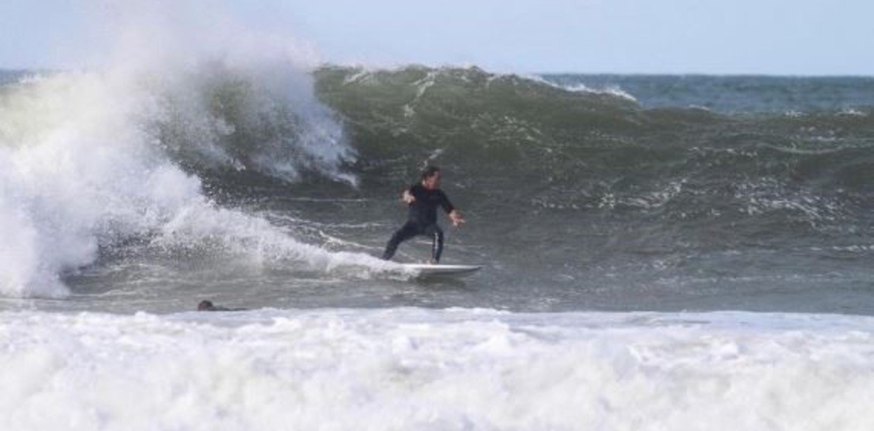 El presidente Lacalle Pou aprovechó para surfear en un verano sin turistas extranjeros en Uruguay