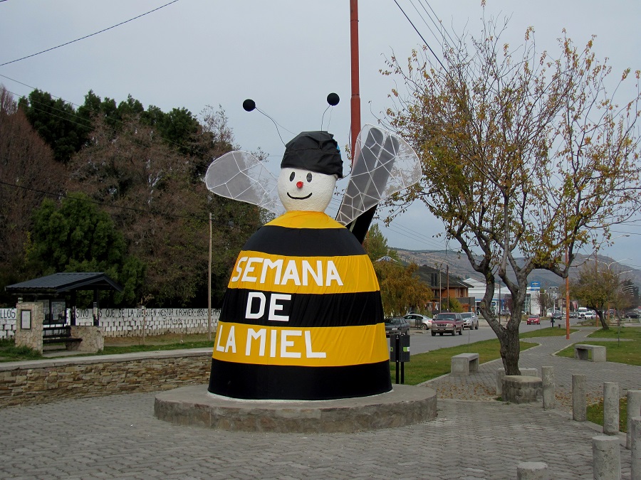 Comenzó la temporada de extracción y envasado de miel en la Comarca Los Alerces