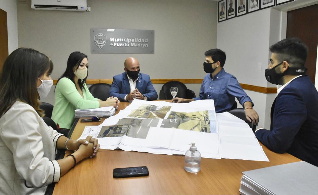 Se recibieron con una tesis sobre la ampliación del aeropuerto Tehuelche de Madryn y le donaron el proyecto al municipio