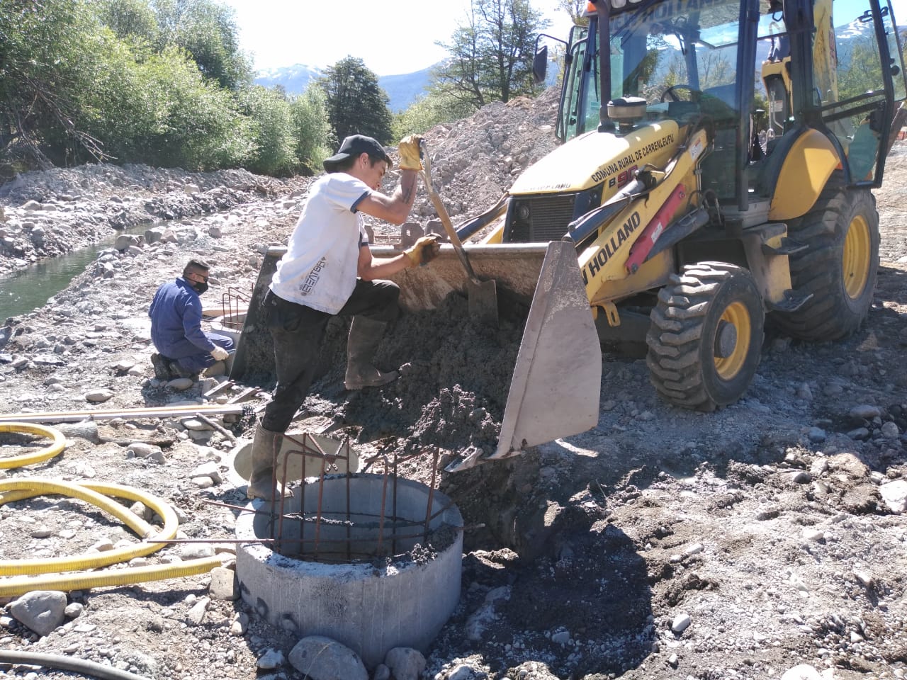 Vialidad Provincial junto a la Comuna Rural de Carrenleufú construye un puente sobre el Arroyo Cajón