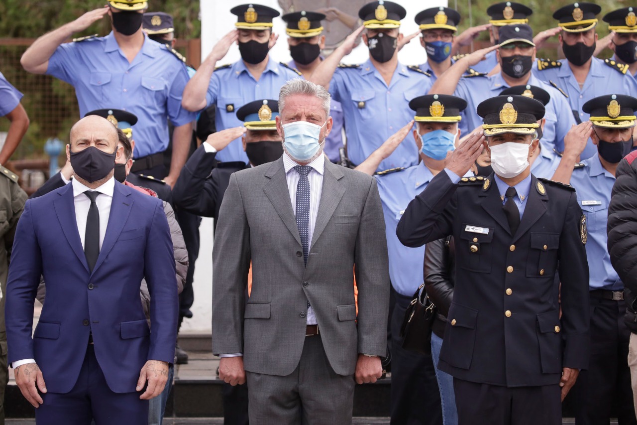 En un emotivo acto, Arcioni puso en funciones a 297 agentes de la Policía del Chubut