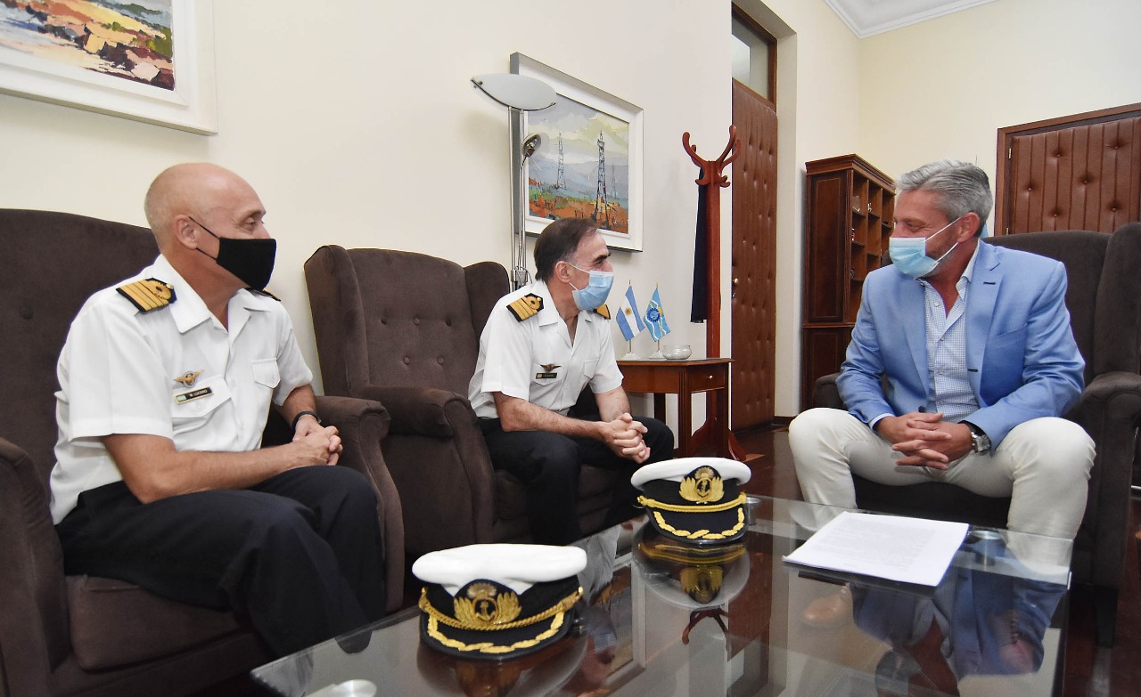 Arcioni recibió a autoridades de la Armada Argentina