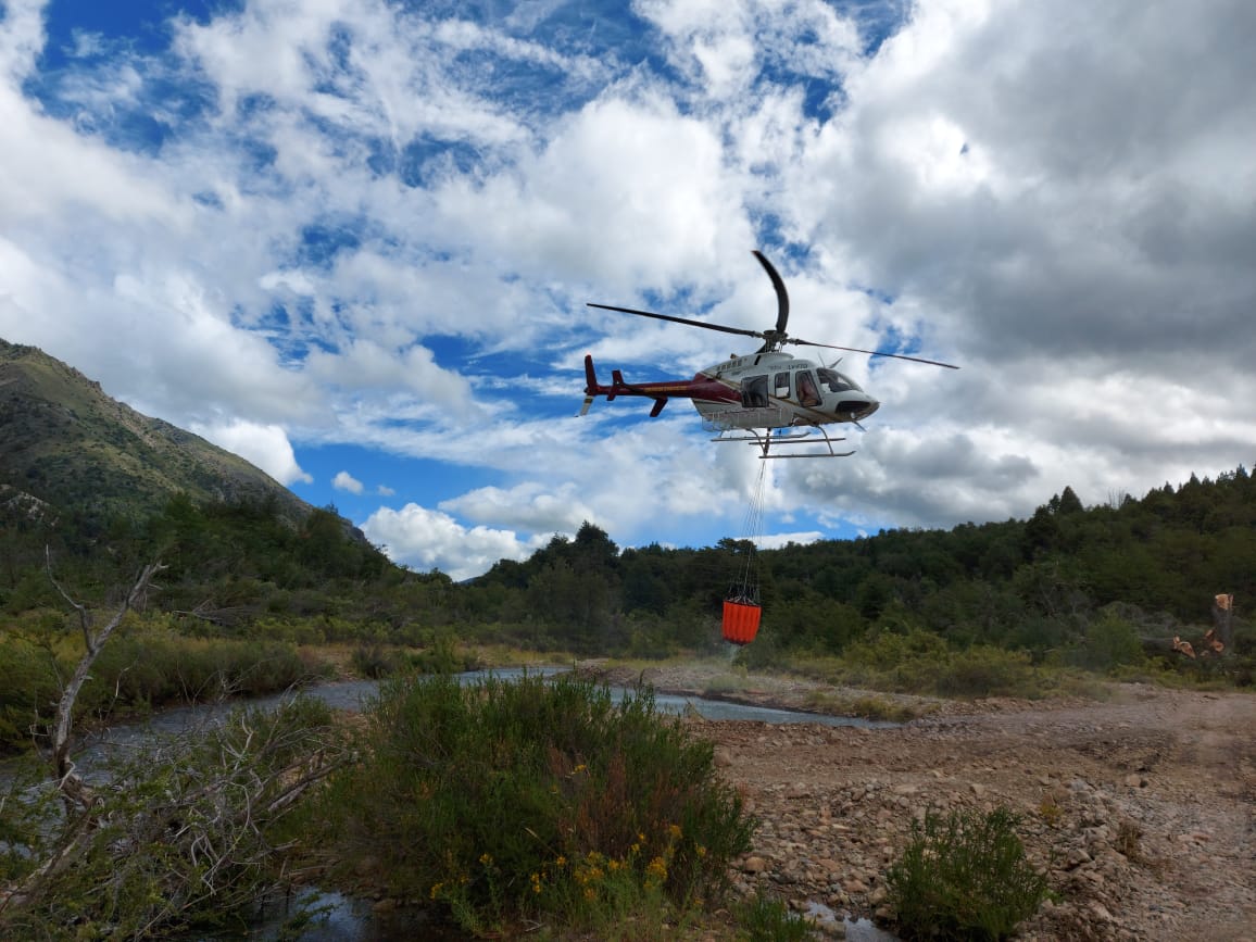 Incendio Cuesta del Ternero: Brigadistas combaten el fuego en la zona de Chubut con helicópteros, maquinaria vial y fajas cortafuegos
