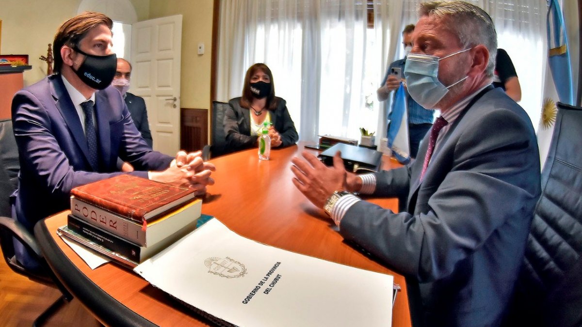 Arcioni buscará hoy en Buenos Aires cerrar el acuerdo para el arribo de fondos, pero a la espera de la decisión de los gremios docentes