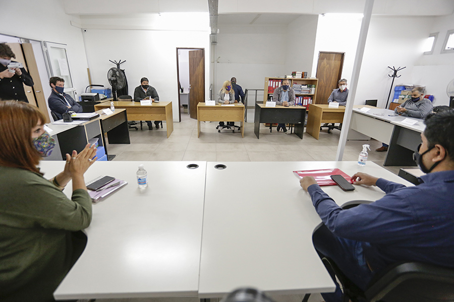 El gobierno provincial ofreció pagar un mes a los docentes del tercer y cuarto rango para iniciar las clases, pero los gremios rechazan la propuesta por ahora